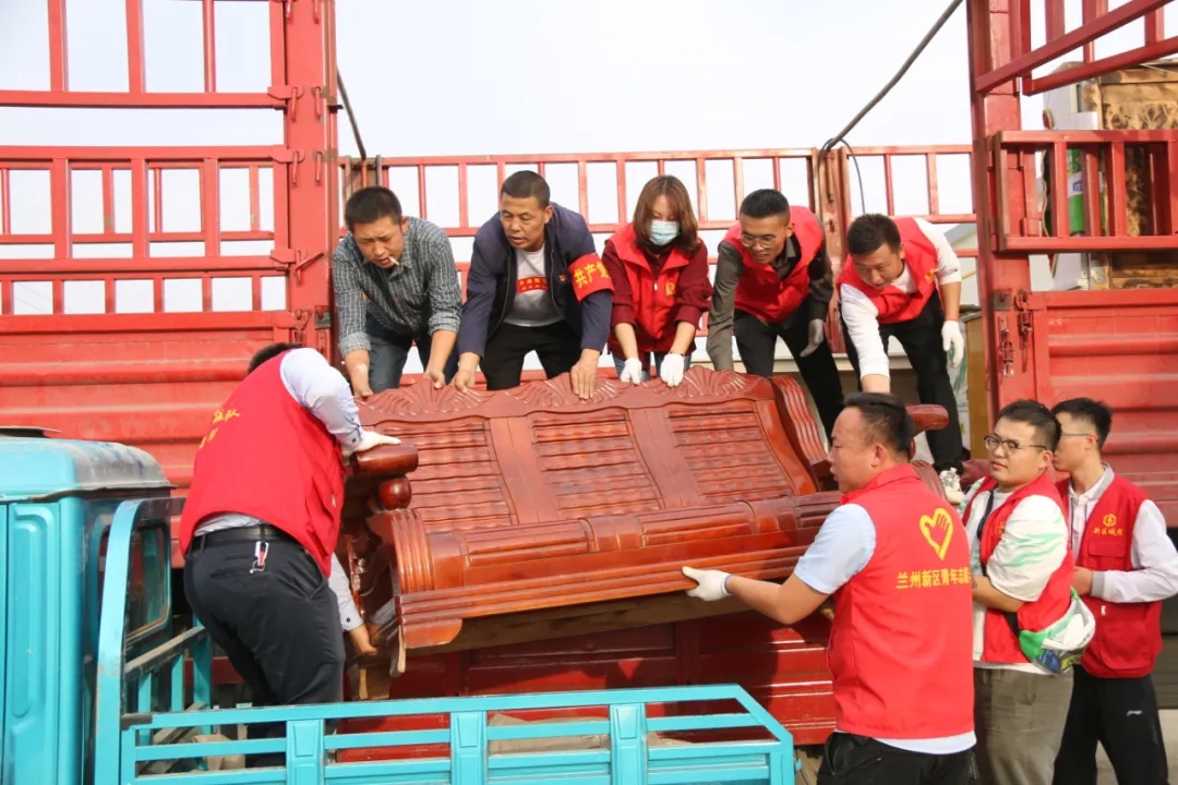 新区AB娱乐青年“自愿红” 装点搬家“幸福家”-兰州新区AB娱乐集团门户网站