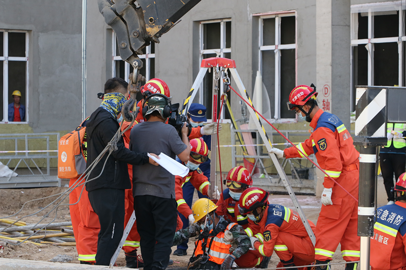 “遵守清静生产法 当好第一责任人”生产清静事故综合应急预案演练圆满竣事-兰州新区AB娱乐集团门户网站