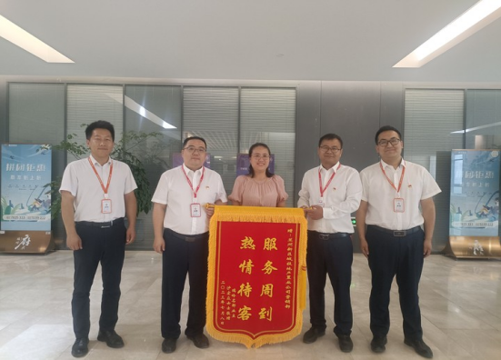 优质服务暖人心 赠予锦旗表心意-兰州新区AB娱乐集团门户网站