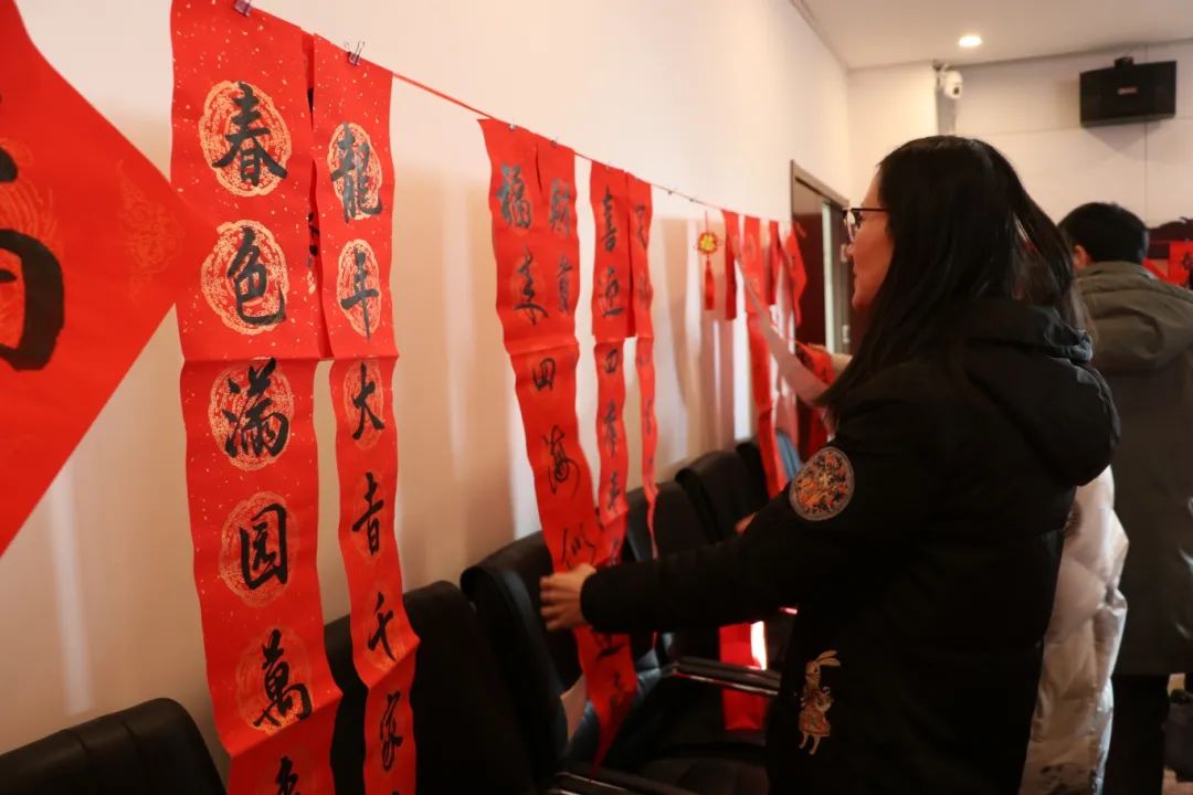 翰墨图画迎新春 纸墨飘香送祝福-兰州新区AB娱乐集团门户网站