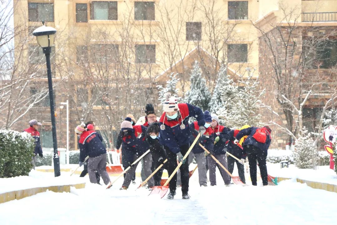 扫雪除冰保出行！AB娱乐集团迅速开展除雪保畅事情-兰州新区AB娱乐集团门户网站