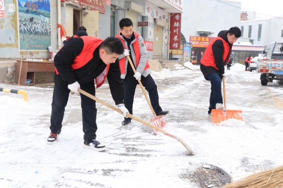 扫雪除冰保出行！AB娱乐集团迅速开展除雪保畅事情-兰州新区AB娱乐集团门户网站