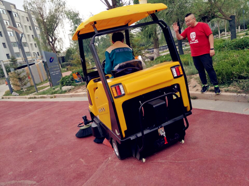 提升治理层次及服务质量  瑞岭物业引进电动清扫装备-兰州新区AB娱乐集团门户网站