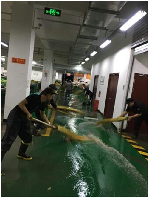 暴雨如注|物业人迎难而上显继续-兰州新区AB娱乐集团门户网站