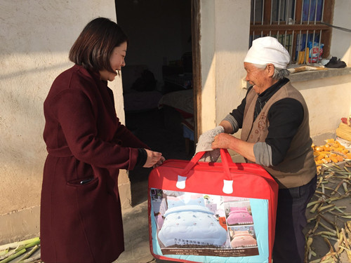 新区AB娱乐集团重阳节慰问帮扶村老人-兰州新区AB娱乐集团门户网站