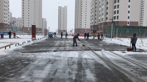 瑞岭物业全员齐行动 清积雪畅出行-兰州新区AB娱乐集团门户网站