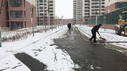 瑞岭物业全员齐行动 清积雪畅出行-兰州新区AB娱乐集团门户网站