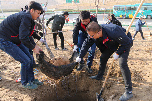 新区AB娱乐集团起劲加入2019年省市及兰州新区党政军向导义务植树活动-兰州新区AB娱乐集团门户网站