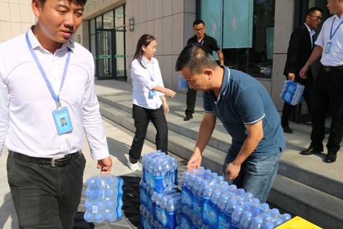 新区AB娱乐集团工会开展夏日送清凉慰问活动-兰州新区AB娱乐集团门户网站