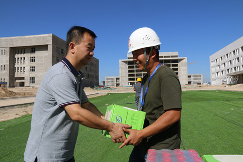 新区AB娱乐集团工会开展夏日送清凉慰问活动-兰州新区AB娱乐集团门户网站