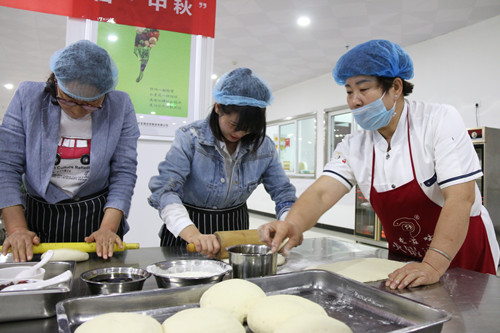 新区AB娱乐集团开展“AB娱乐节日?中秋节”月饼DIY活动-兰州新区AB娱乐集团门户网站